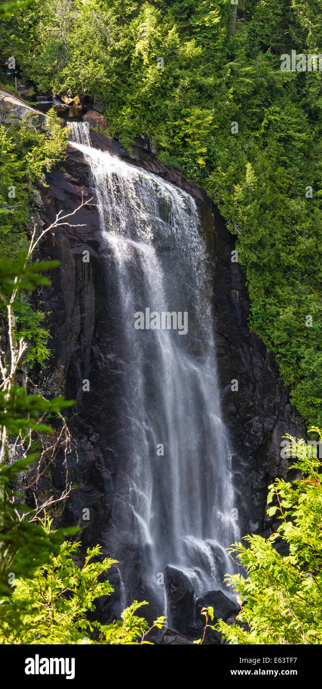 Ein vertikal beschnittenen Schuss von "OK" SLip fällt, vor kurzem eröffnet, einer der höchsten Wasserfälle in den Adirondacks. Stockfoto