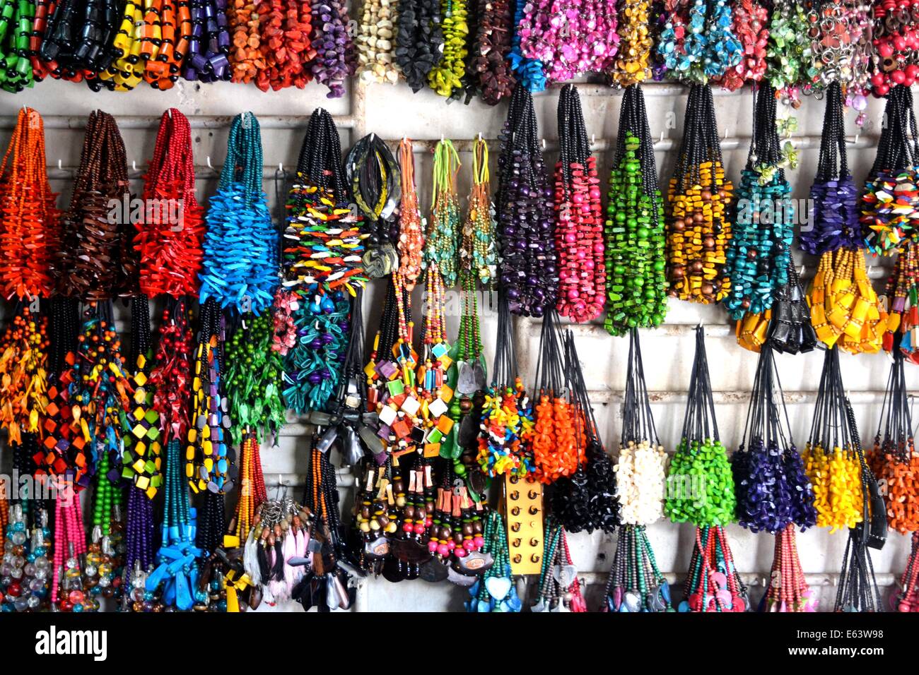 Halsketten verkauft auf Sukawati Kunstmarkt, bali Stockfoto