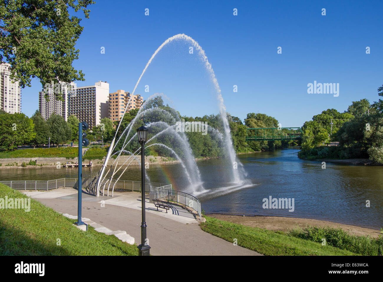 Walter J. Blackburn Memorial Fountain schießt Wasser einige Füße in der Luft an den Gabelungen der Themse in London. Stockfoto