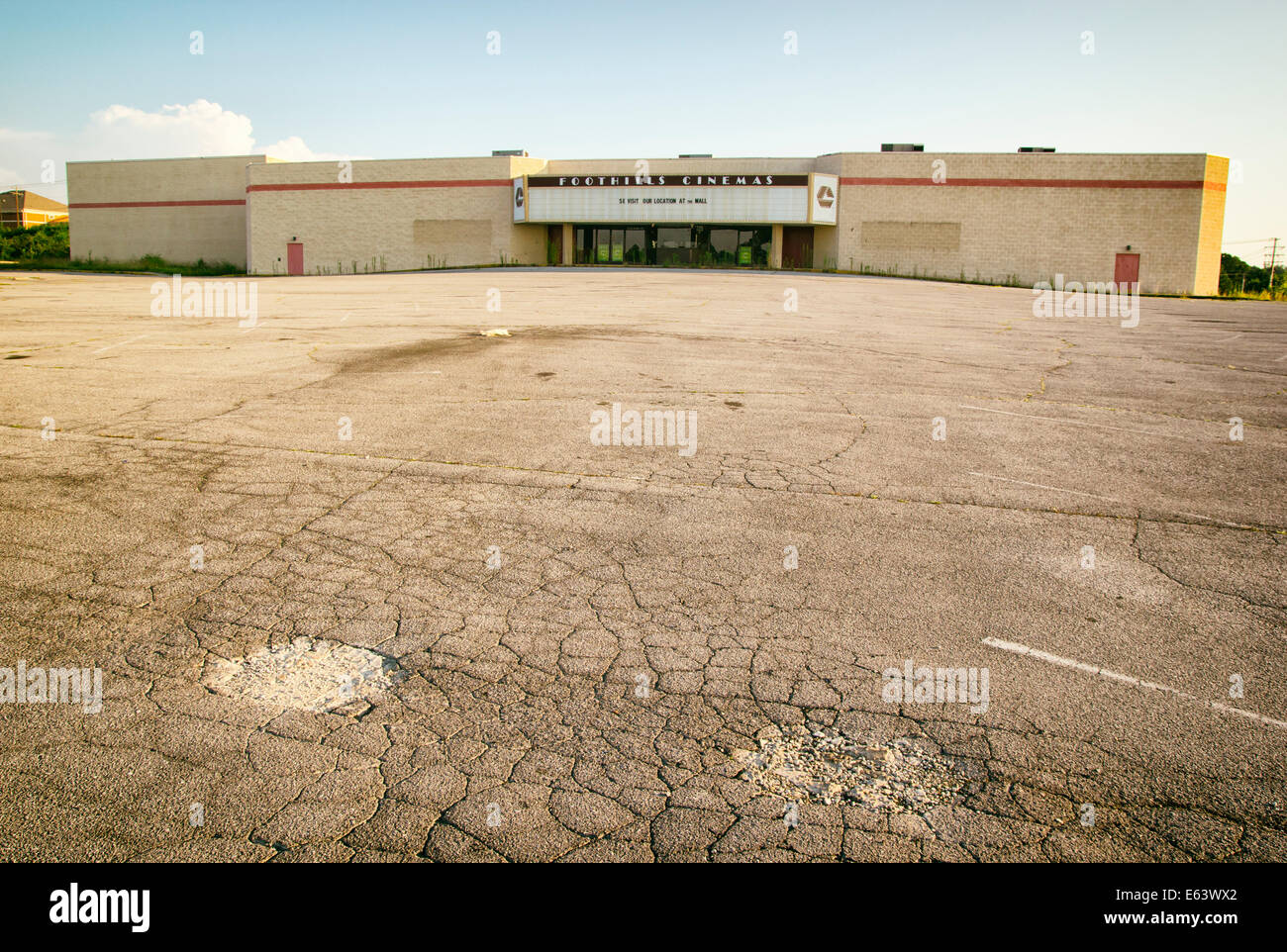 Ein verlassenes Kino und großen leeren Parkplatz. Stockfoto