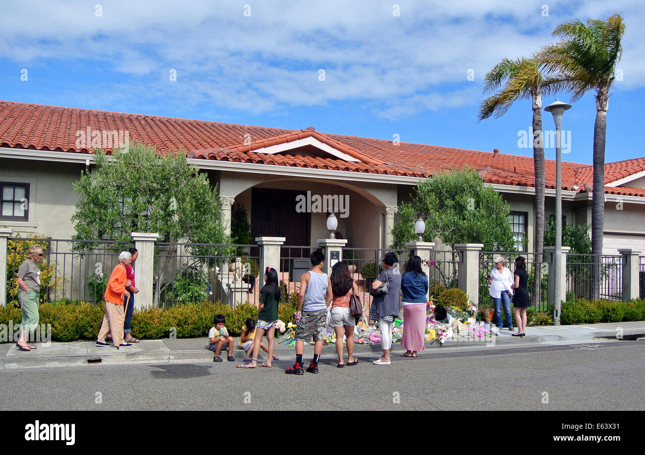 Tiburon, Kalifornien, USA. 13. August 2014. Fans, Nachbarn und Freunde von prominenten Robin Williams achten mit Blumen, Karten, Gebete, vor seinem Tiburon Kalifornien nach Hause in Marin County. Bildnachweis: Bob Kreisel/Alamy Live-Nachrichten Stockfoto