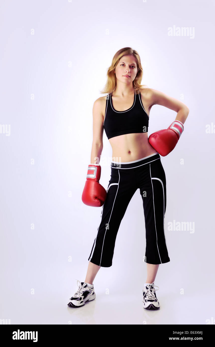 Junge Frau in Boxhandschuhen isoliert auf weißem Hintergrund Stockfoto