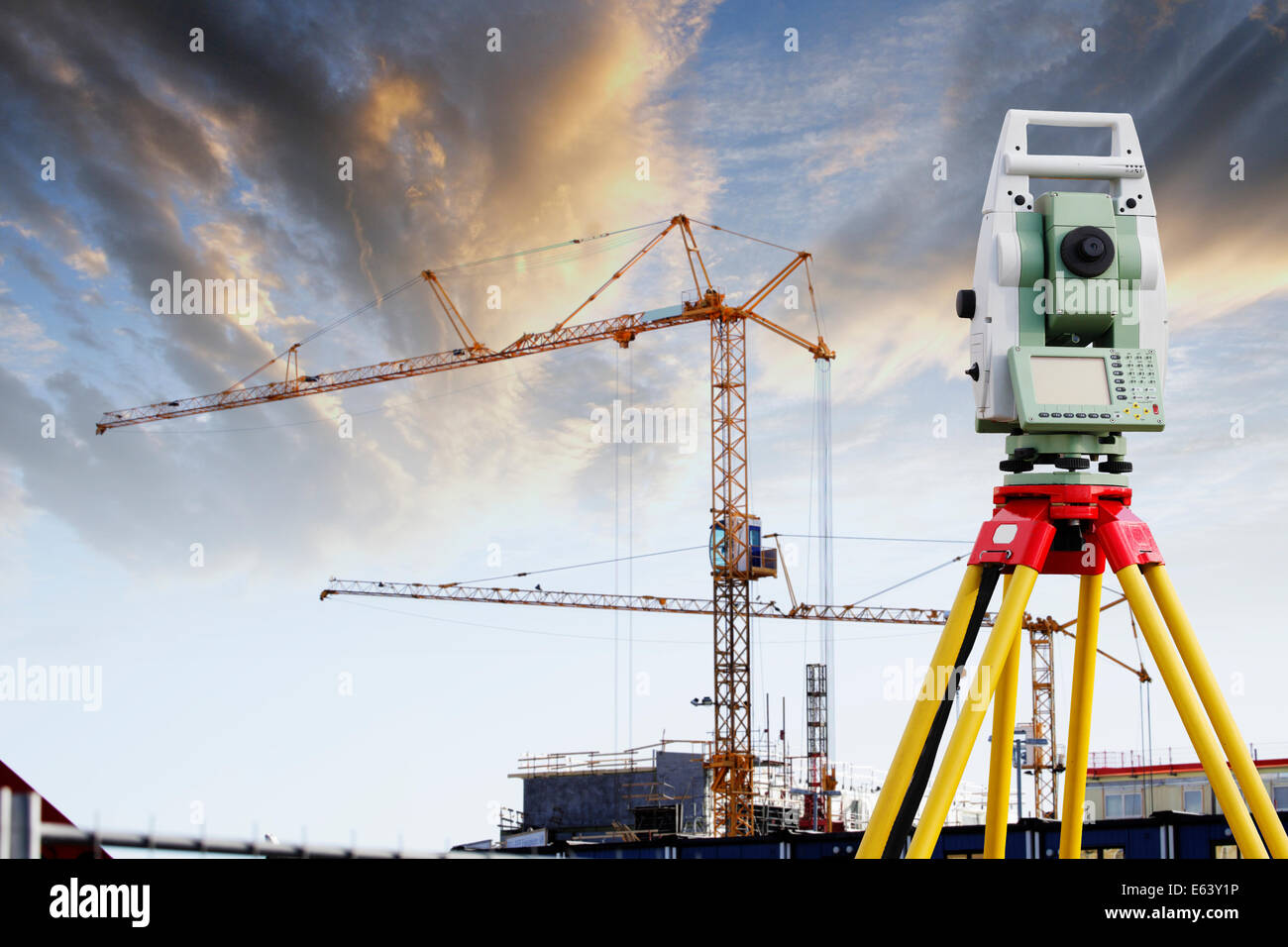 Vermessung-Messgerät darauf abzielen, bei großen Bau- und Kräne und Website Stockfoto