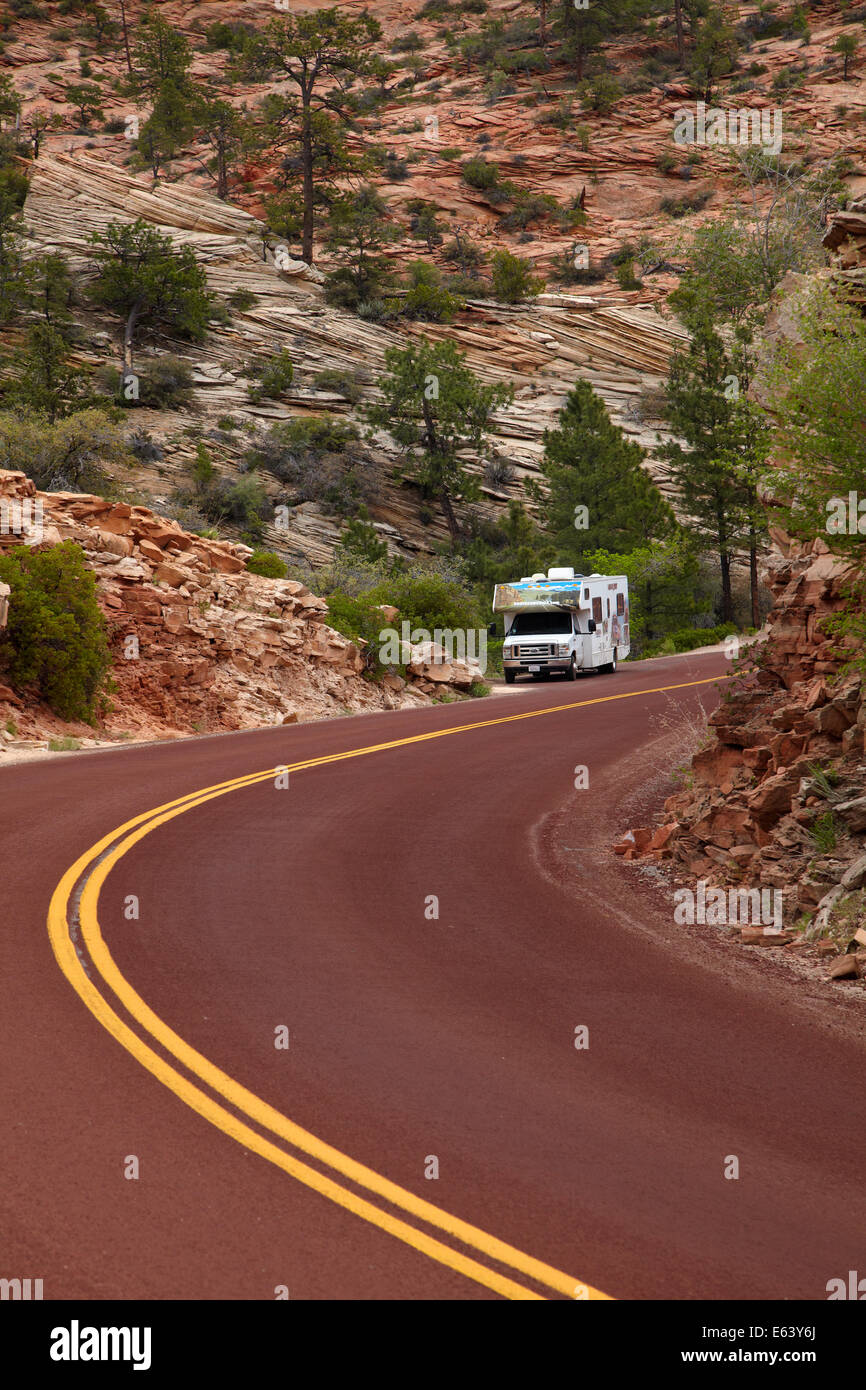 RV neben Zion – Mount Carmel Highway, Zion Nationalpark, Utah, USA Stockfoto