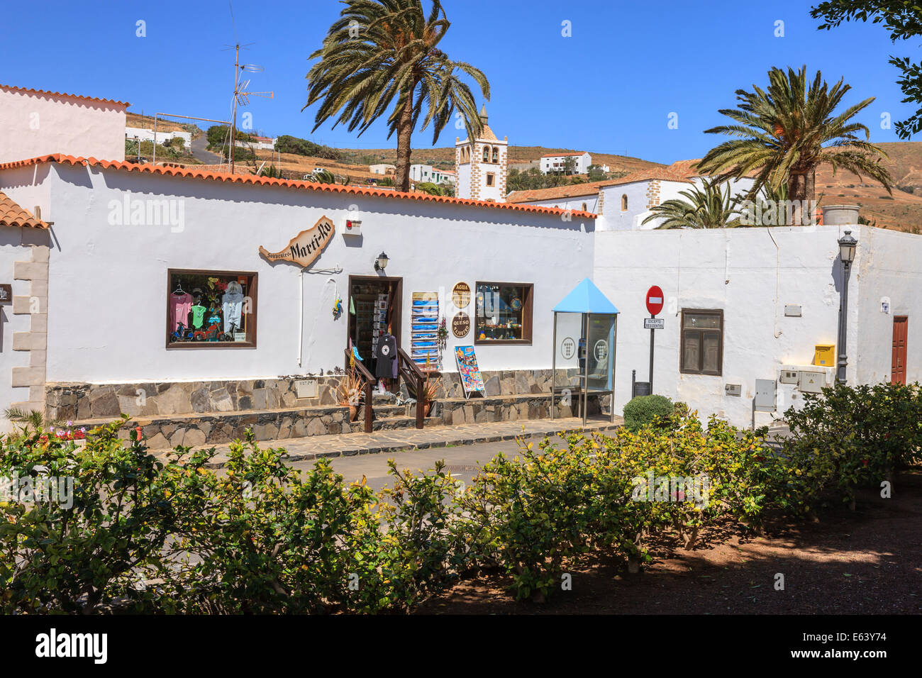 Dorfladen mit Kathedrale von Santa Maria Betancuria Fuerteventura Kanaren Spanien Stockfoto