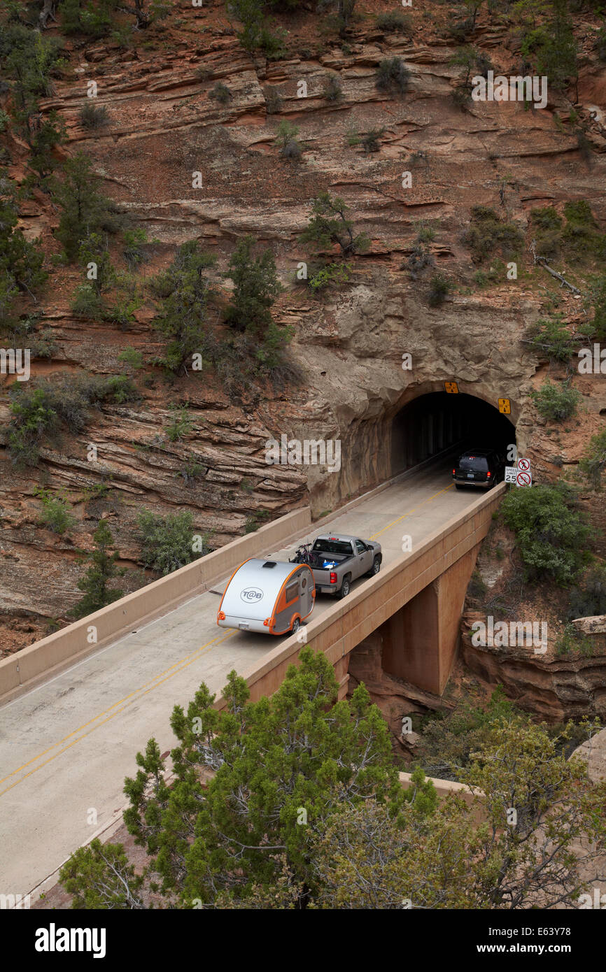 Wohnwagen in Ost-Portal des Zion Tunnel, Zion – Mount Carmel Highway, Zion Nationalpark, Utah, USA Stockfoto