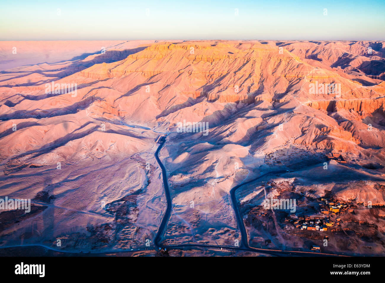 Luftbild von der Wüstenlandschaft von das Tal der Könige am Westufer des Nils in Ägypten. Stockfoto