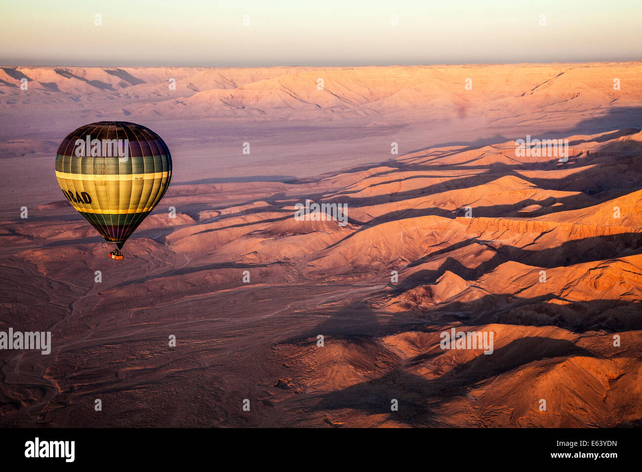 Heißluftballon fliegen über dem Westufer des Nils in Ägypten bei Sonnenaufgang. Stockfoto