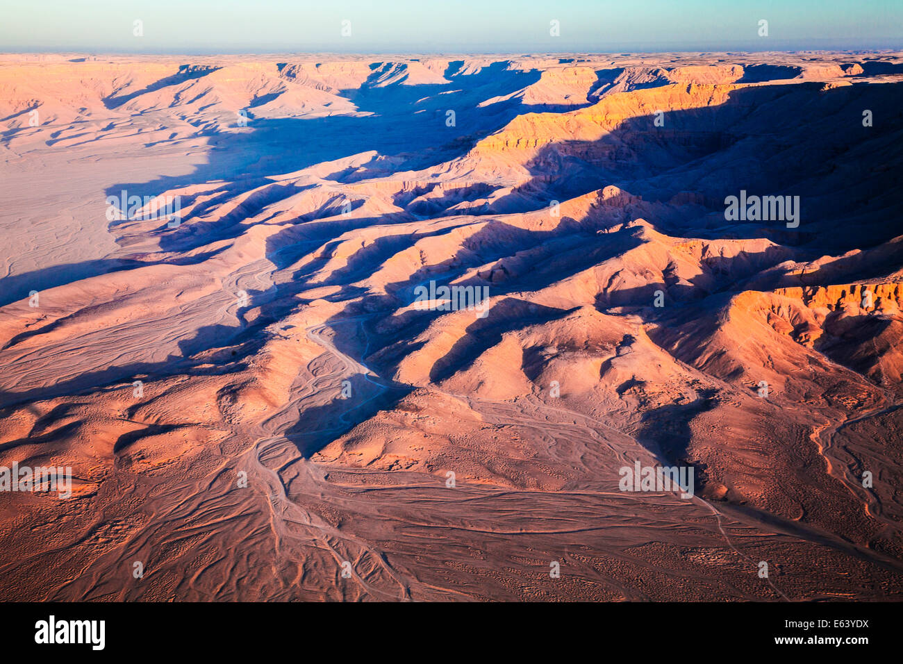 Luftbild von der Wüstenlandschaft von das Tal der Könige am Westufer des Nils in Ägypten. Stockfoto
