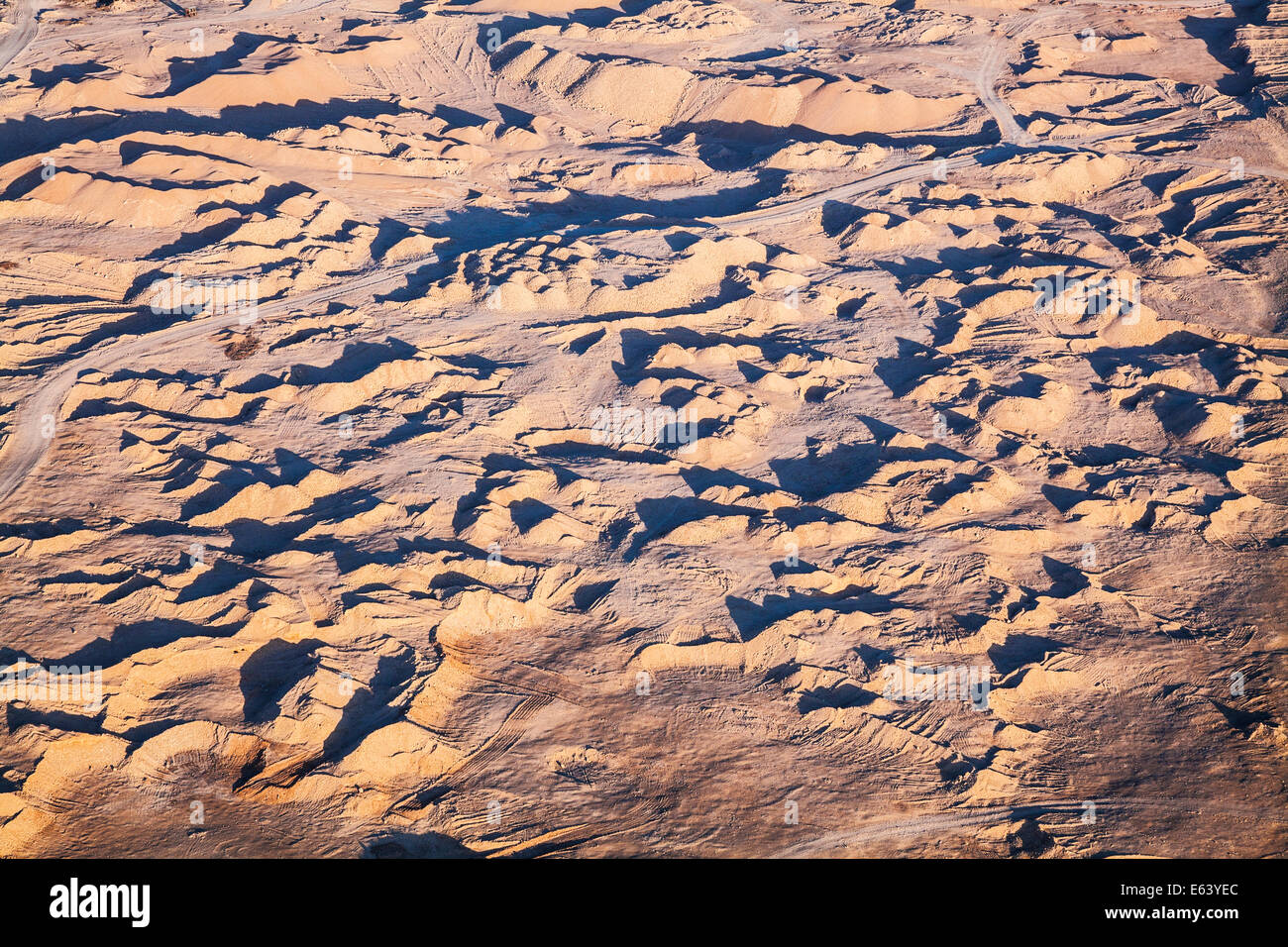 Blick auf die Wüstenlandschaft der West Bank des Nils in Ägypten. Stockfoto