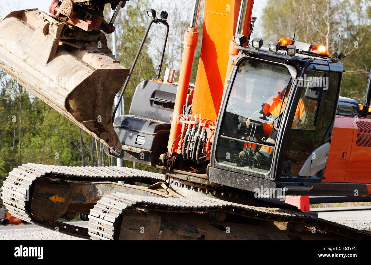 Bulldozer, Bagger in Aktion, Ausgrabungen in einem Close-up-Konzept Stockfoto