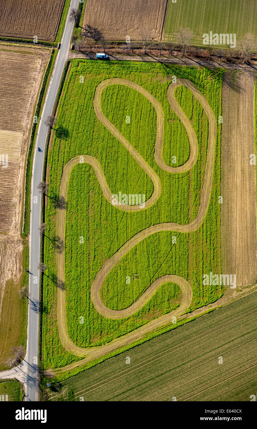 Luftaufnahme, Motocross track auf einem abgeernteten Feld, in der Nähe von Werl, Soester Börde, North Rhine-Westphalia, Deutschland Stockfoto