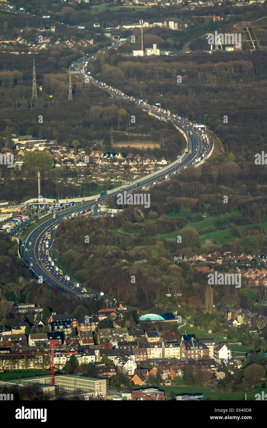 Luftaufnahme, Staus auf der Autobahn A2, Gelsenkirchen-West, Gelsenkirchen, Ruhrgebiet, Nordrhein-Westfalen, Deutschland Stockfoto