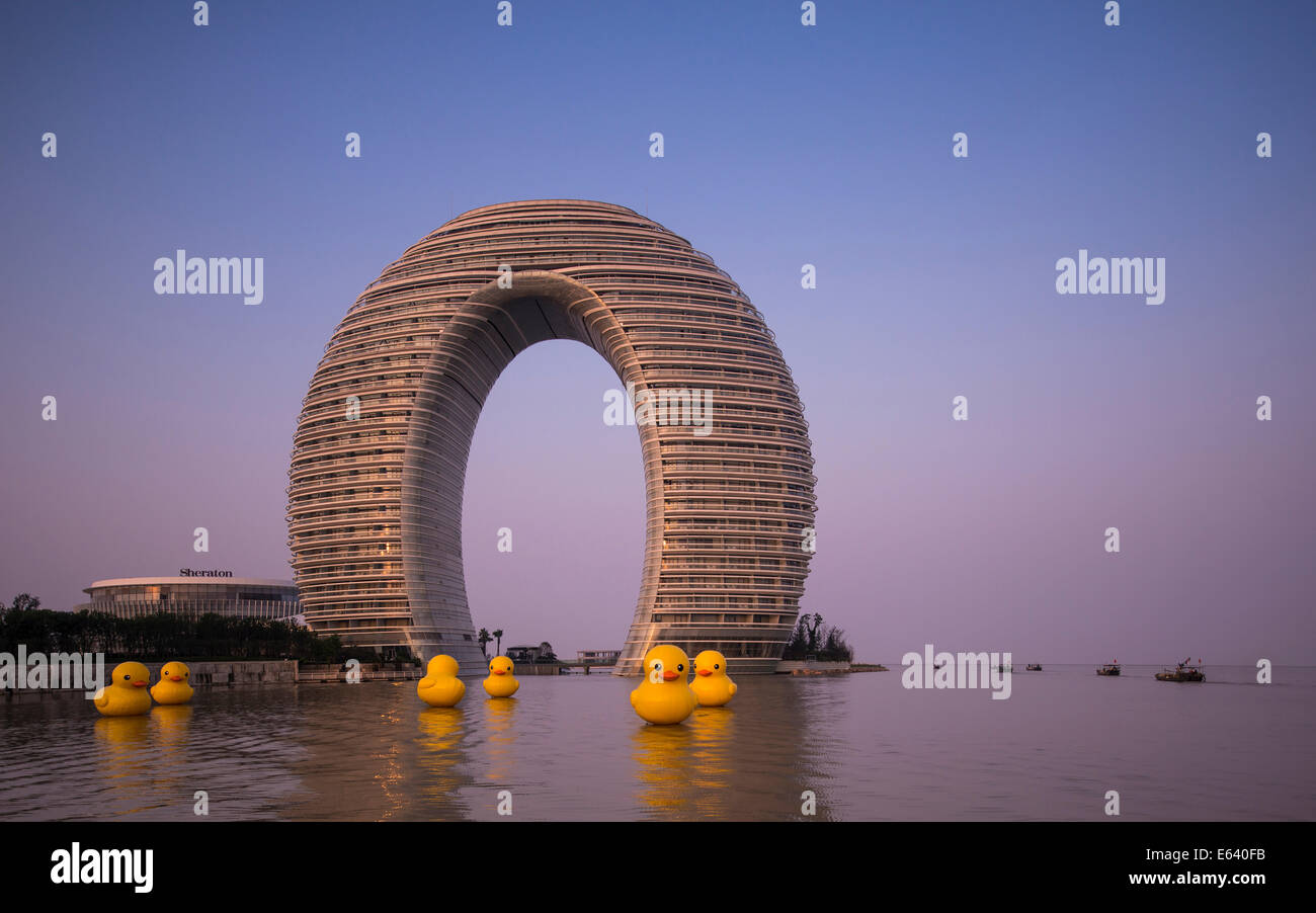 Sheraton Hot Spring Resort, Gummienten an der Front, Taihu See, Huzhou, Zhejiang, China Stockfoto