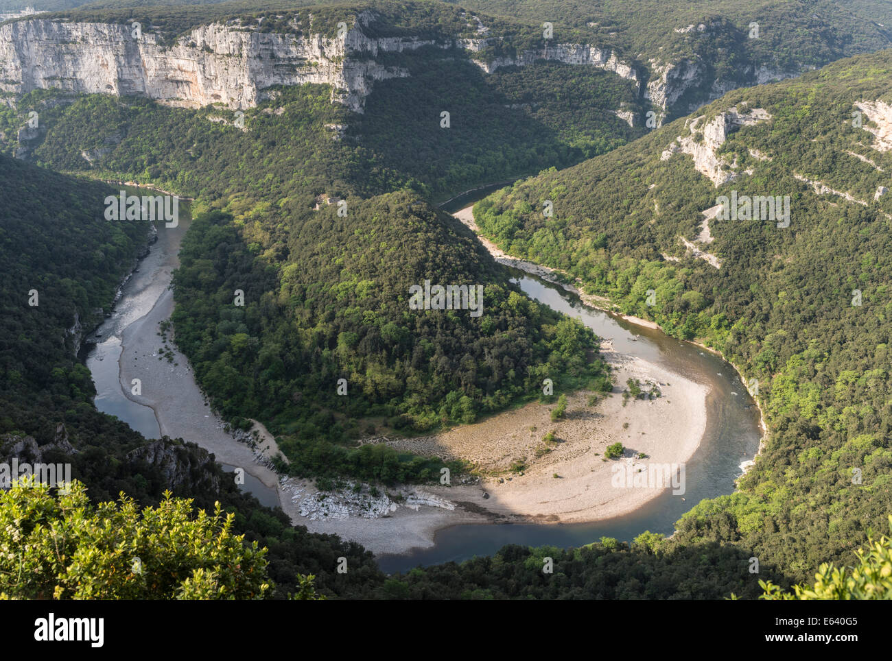 Ardèche-Schlucht, Gorges de l'Ardèche, Blick vom Aussichtspunkt Balcon des Templiers in der Flussschleife des Cirque De La Madeleine Stockfoto