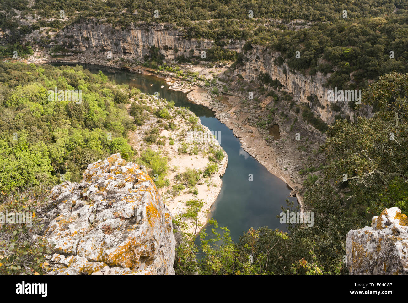 Ardèche-Schlucht, Gorges de l'Ardèche, Blick aus dem Belvédère de Ranc-Pointu Ausblick auf der Panoramastraße D290 Stockfoto