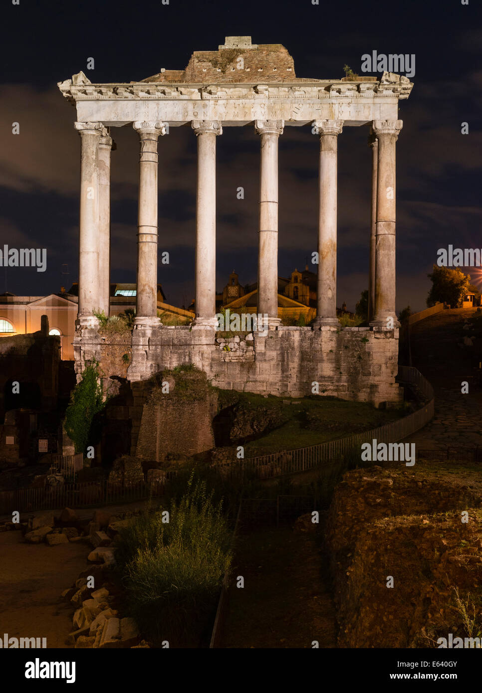 Ionische Säulen und Kapitellen, Tempel des Saturn oder Tempio di Saturno, Roman Forum, in der Nacht, Rom, Latium, Italien Stockfoto