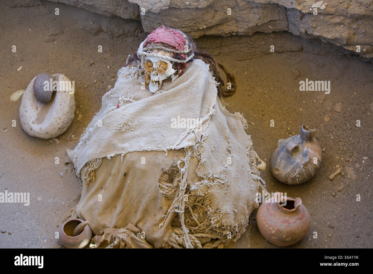 Mumie in Fötusstellung an Chauchilla, einer zweitausend Jahre alten Friedhof in der Wüste von Nazca, Peru. Stockfoto