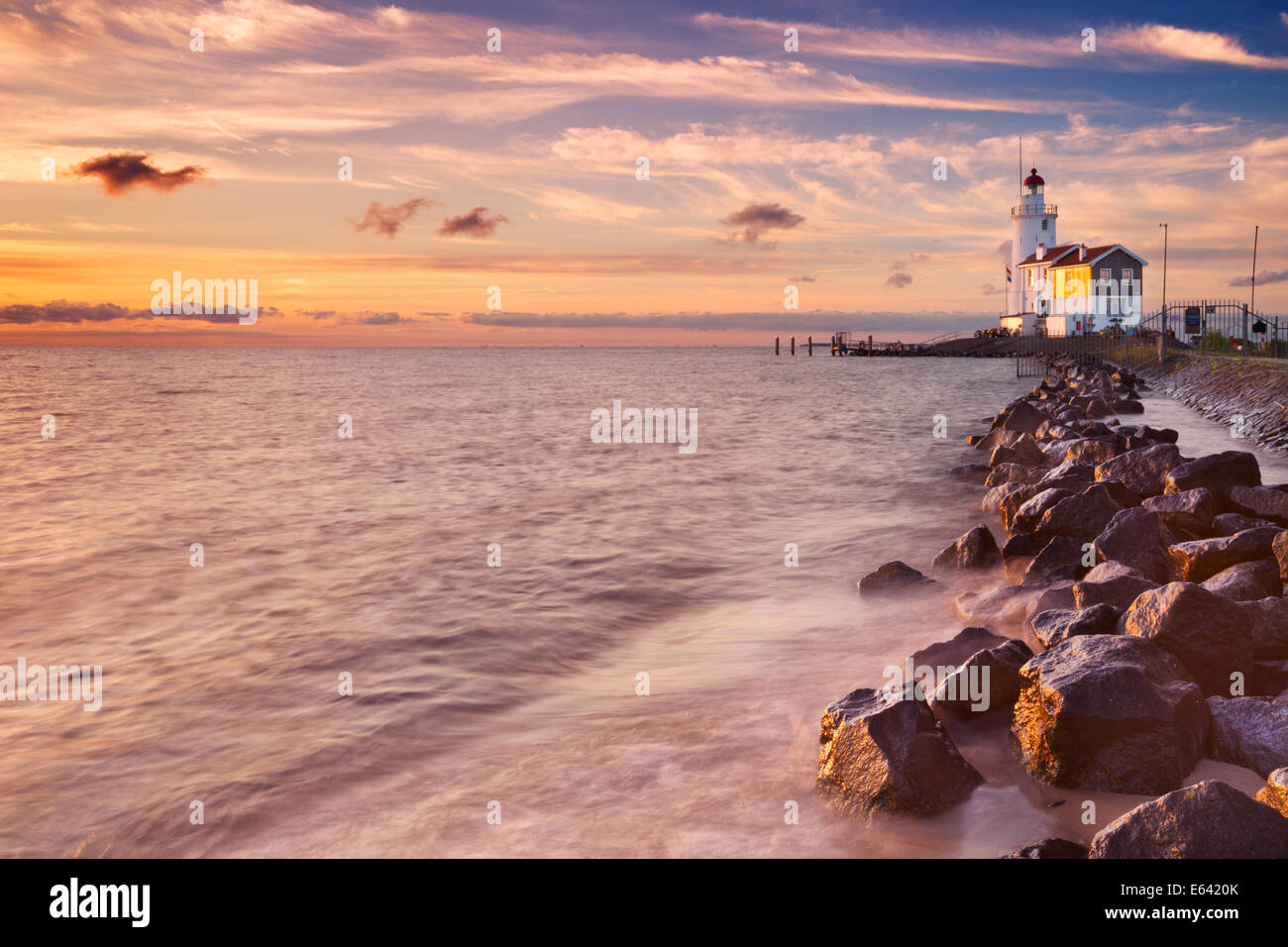 Der Leuchtturm der Insel Marken, Niederlande. Bei Sonnenaufgang fotografiert. Stockfoto