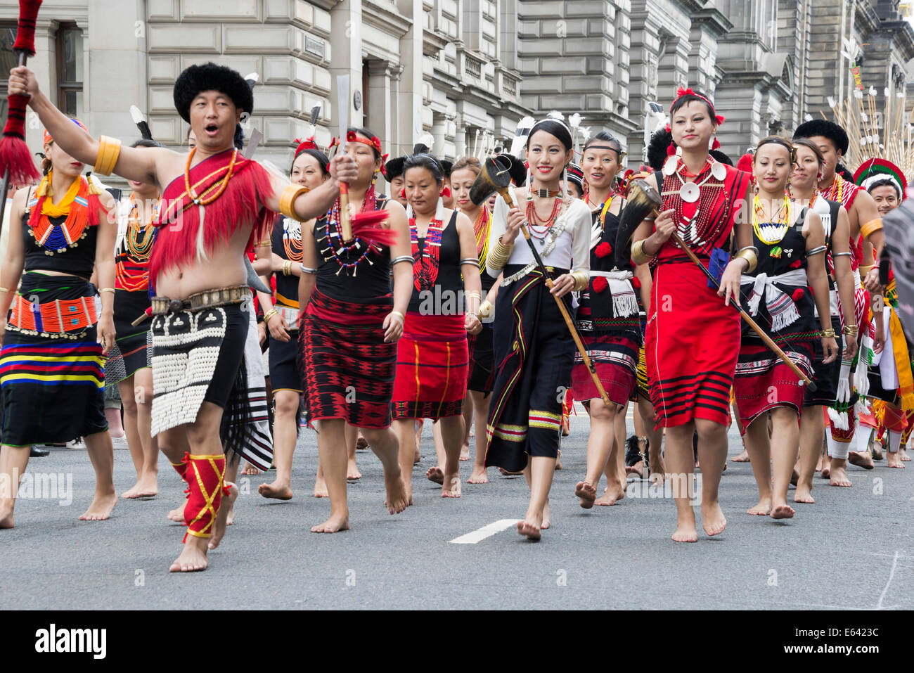 Nagaland Folkloric Dancers marschieren durch George Square Glasgow. Stockfoto
