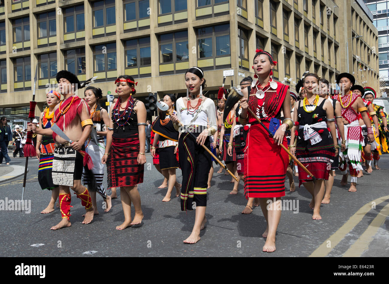 Nagaland Folkloric Dancers marschieren durch George Square Glasgow. Stockfoto