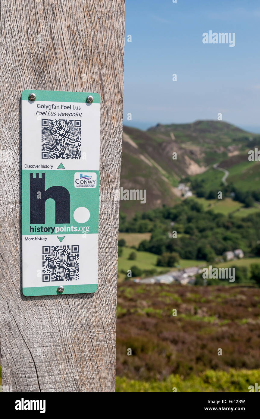 Wales Küste Blick Punkt QR Barcode auf Foel Lus oberhalb Capelulo North Wales Küste mit Sychnant Pass in der Ferne Stockfoto
