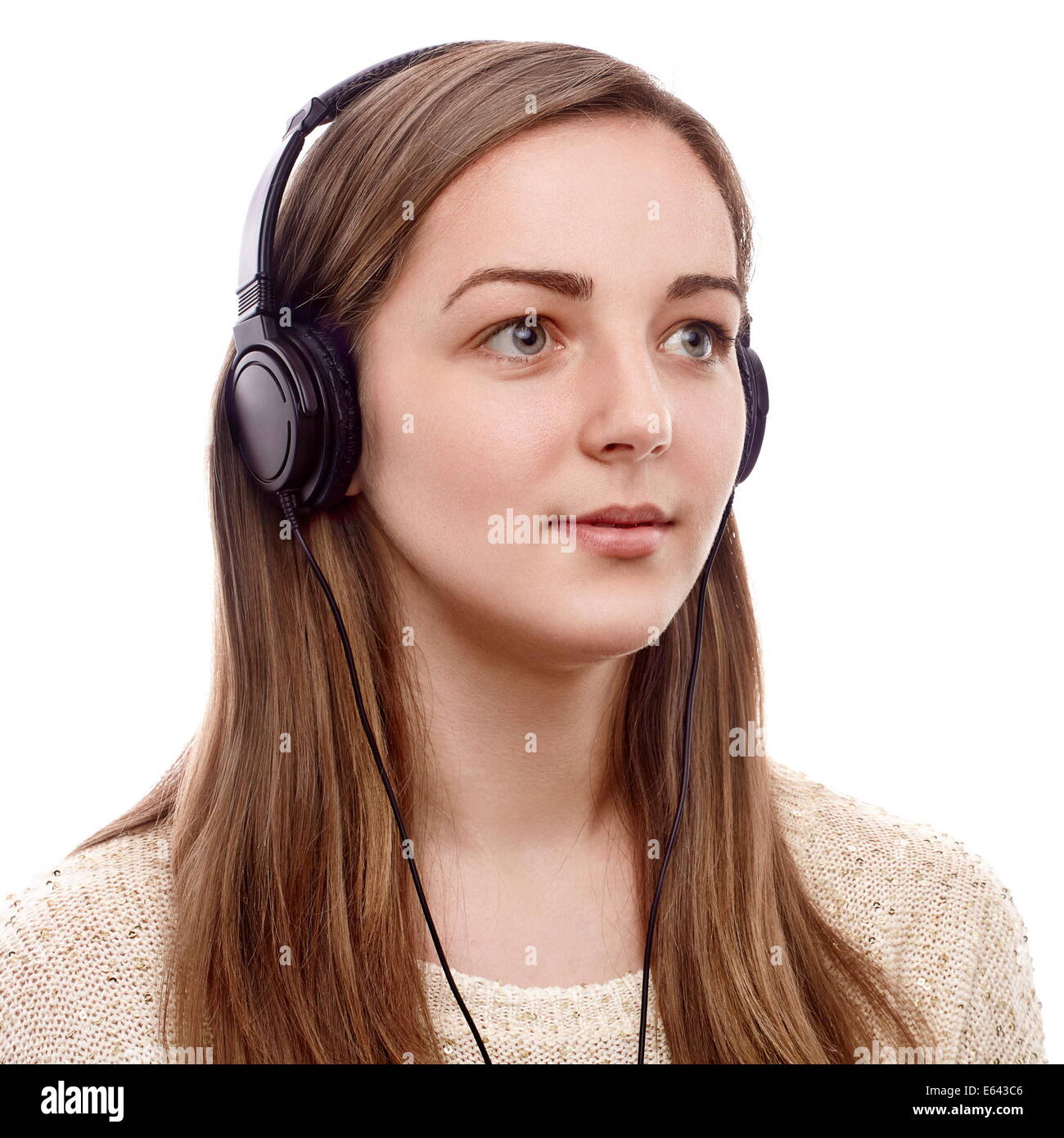 Junge Frau, die Musik über Kopfhörer hören Stockfoto
