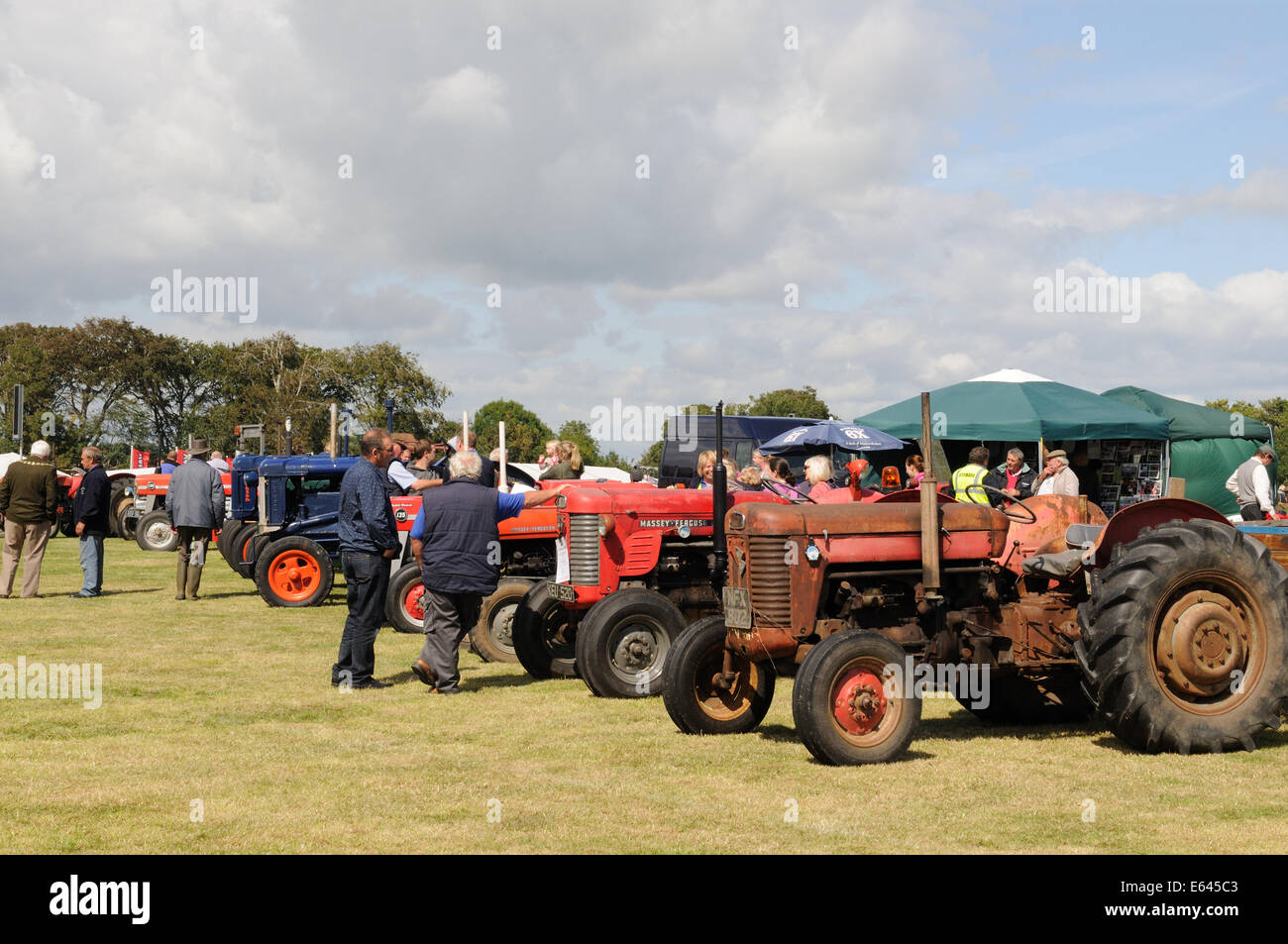 Gruppen von Menschen in einem Oldtimer-Traktor im Chat zeigen Glamorgan Wales Cymru UK GB Stockfoto