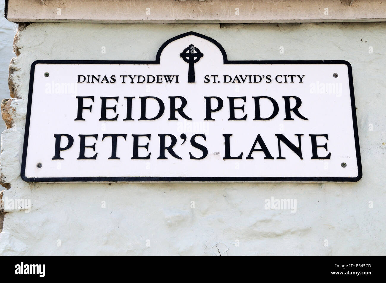 Zweisprachigen Zeichen in Walisisch und Englisch in der kleinen Stadt von St Davids Pembrokeshire Wales Cymru UK GB Stockfoto