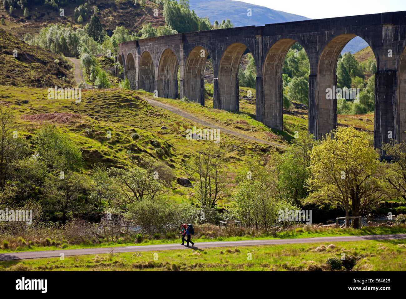 Männliche und weibliche Wanderer, Glenfinnan Anwesen mit Viadukt, Lochaber, Rechtsdiskussion, UK Stockfoto