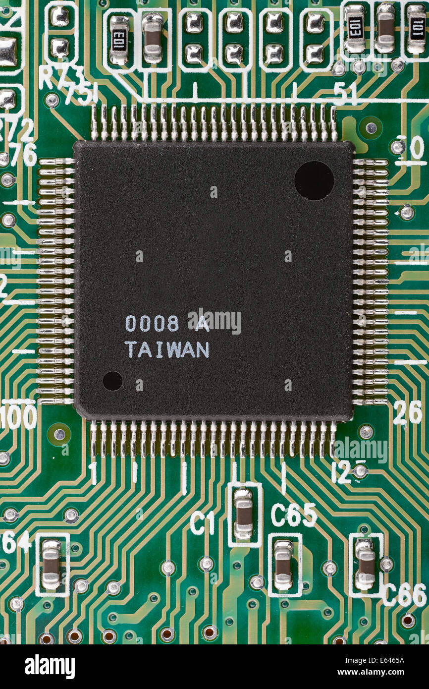 Leiterplatte mit einem Controller-Chip und leitfähigen Spuren Detailgenauigkeit. Stockfoto