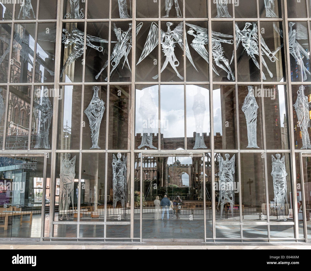 Glas-Fenster (mit Engeln geätzt hinein) am südlichen Ende der neuen Kathedrale von Coventry, England Stockfoto