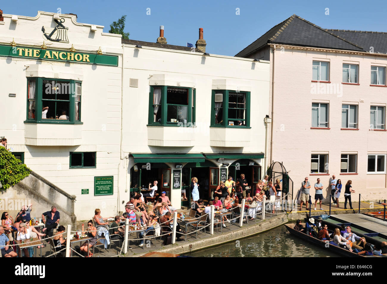 CAMBRIDGE, UK - 25. April 2011: Touristen genießen ihre Zeit in einem traditionellen Pub und einer Terrasse in Cambridge Stockfoto