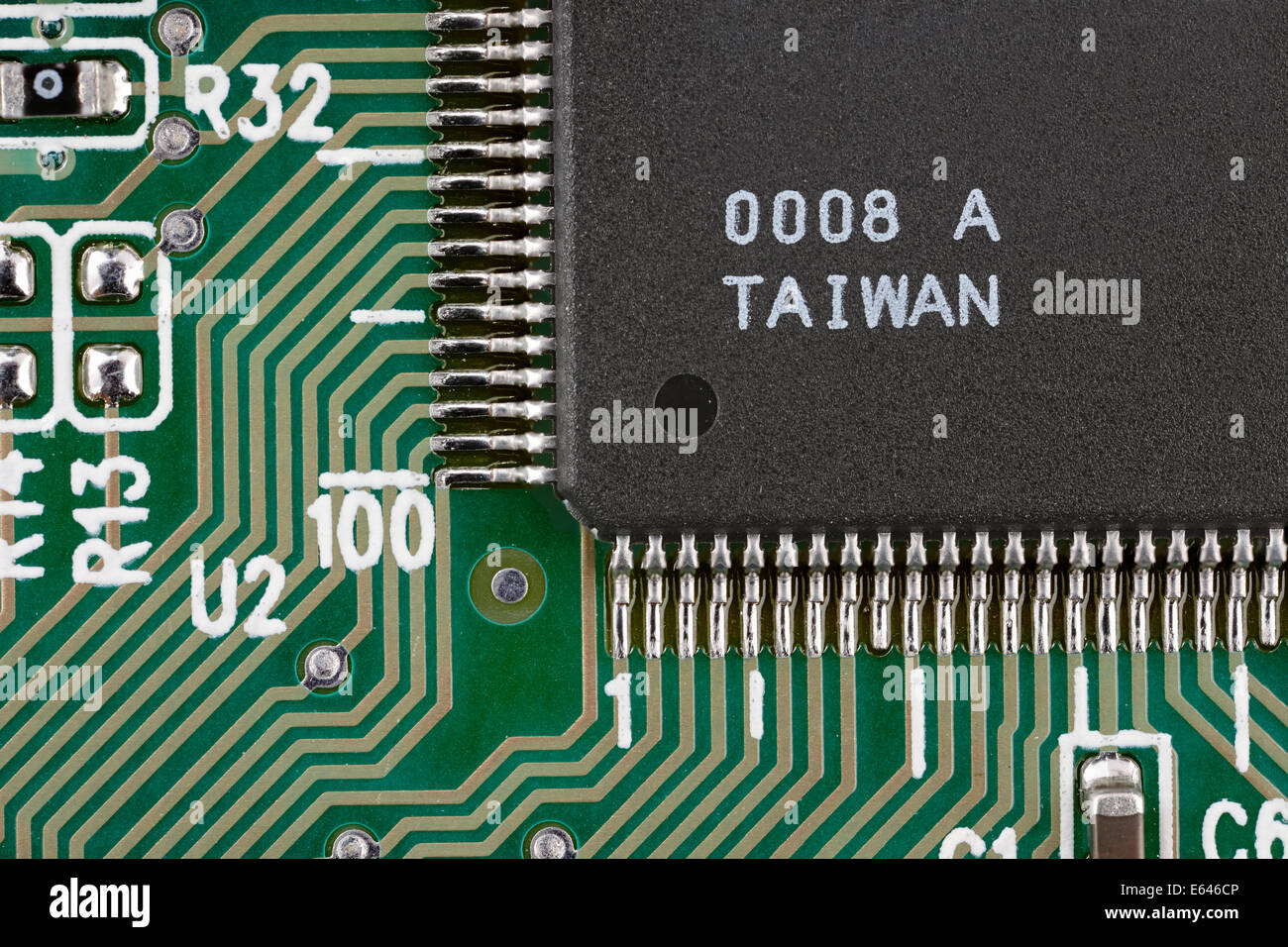 Leiterplatte mit einem Controller Chip und Leitbahnen Nahaufnahme Detail. Stockfoto