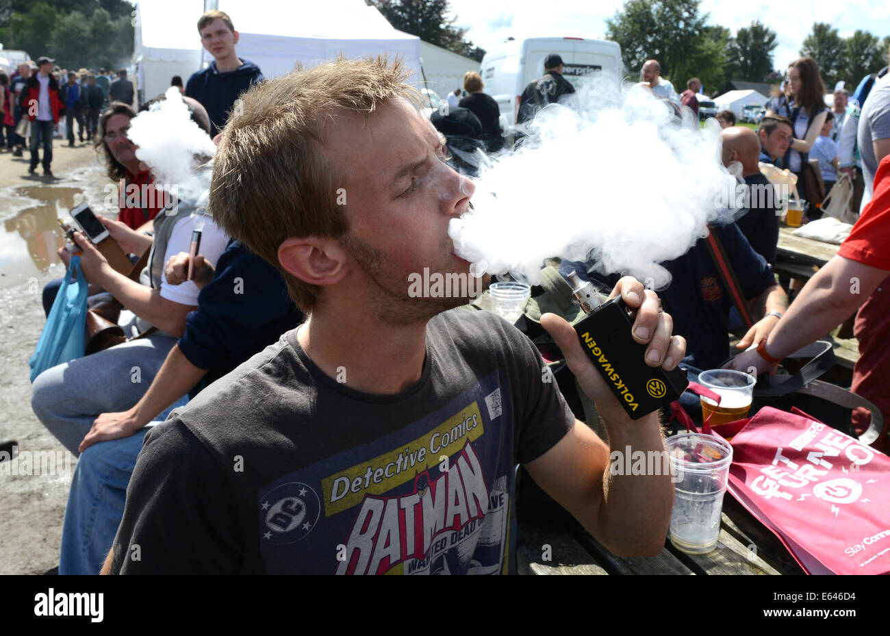 Der Mensch Ausatmen Dampf von Volkswagen e-Zigarette bei Vapefest 2014 Stockfoto