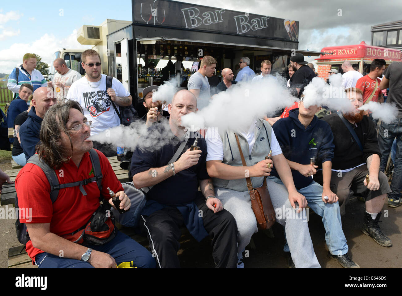 Männer Ausatmen Dampf aus elektronische e-Zigarette bei Vapefest 2014 Stockfoto