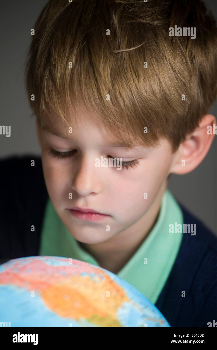 Junge mit Globus Stockfoto