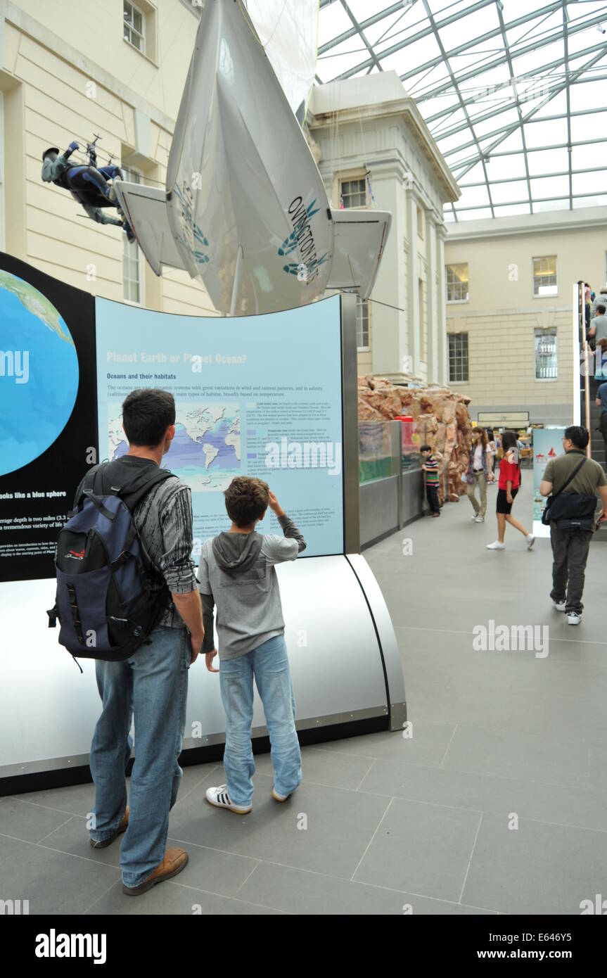 GREENWICH, UK - 21. August 2011: Touristen besuchen das Marine-Museum in Greenwich, London Stockfoto