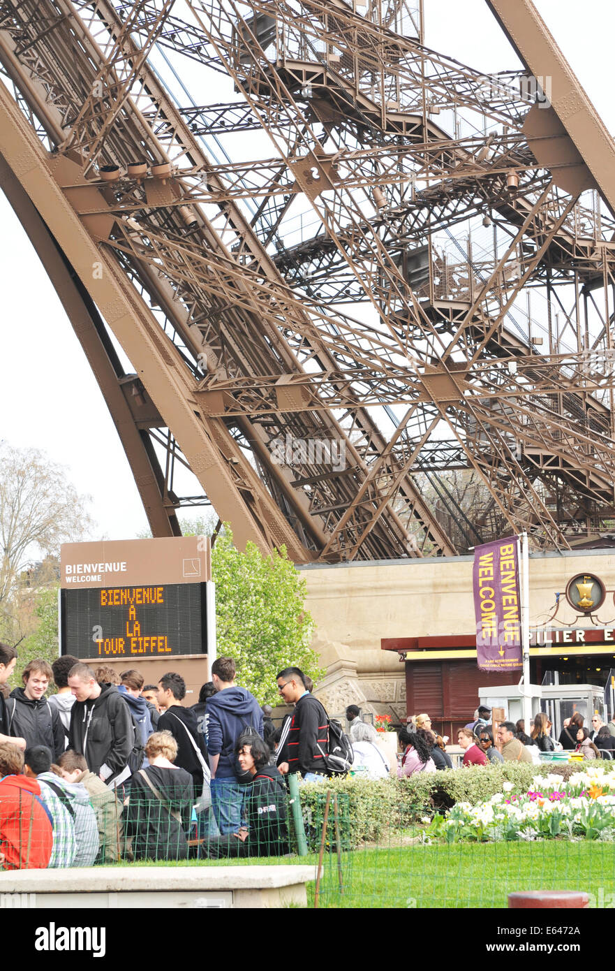 PARIS, Frankreich - 30. März 2011: Touristen Schlange am Ticketschalter am Eiffelturm in Paris Stockfoto