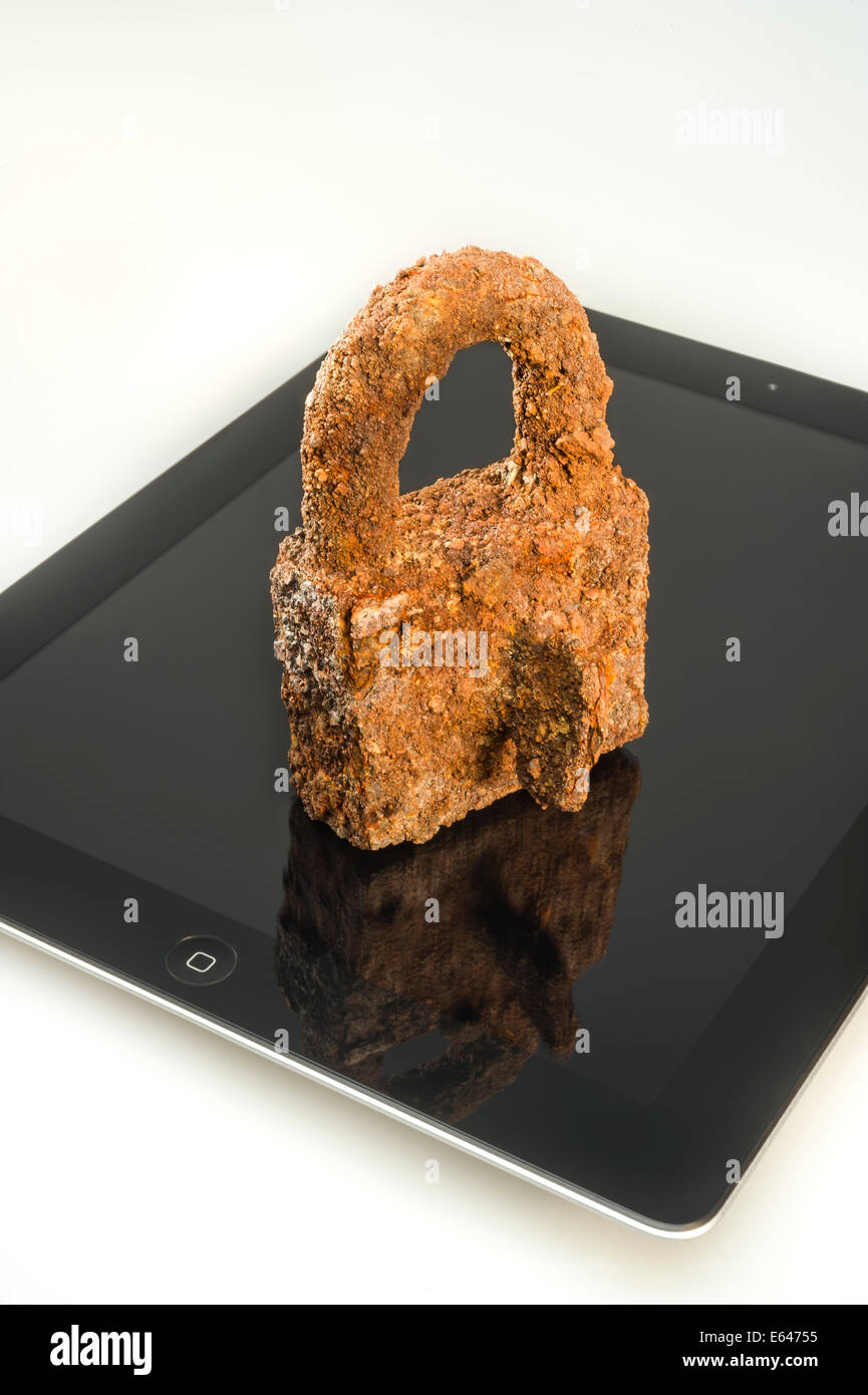iPad mit rostigen Vorhängeschloss Stockfoto