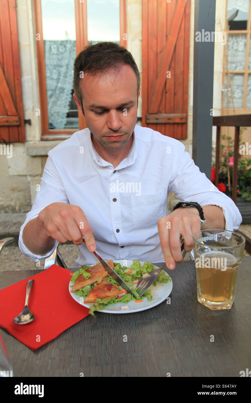 Mann beim Abendessen Stockfoto