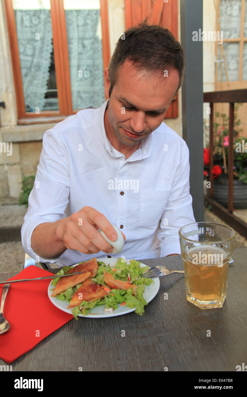 Mann beim Abendessen Stockfoto