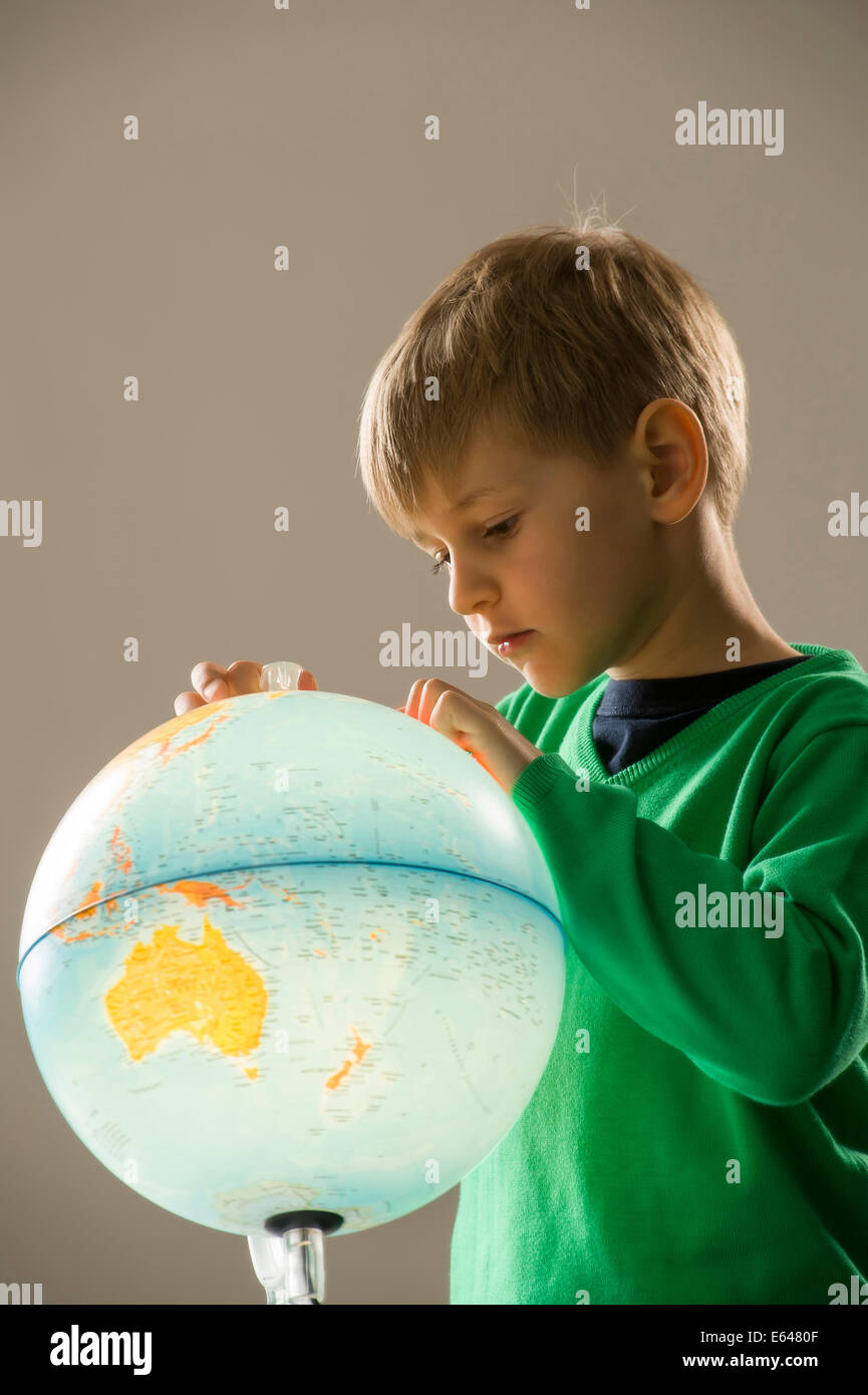 Junge mit Globus Stockfoto