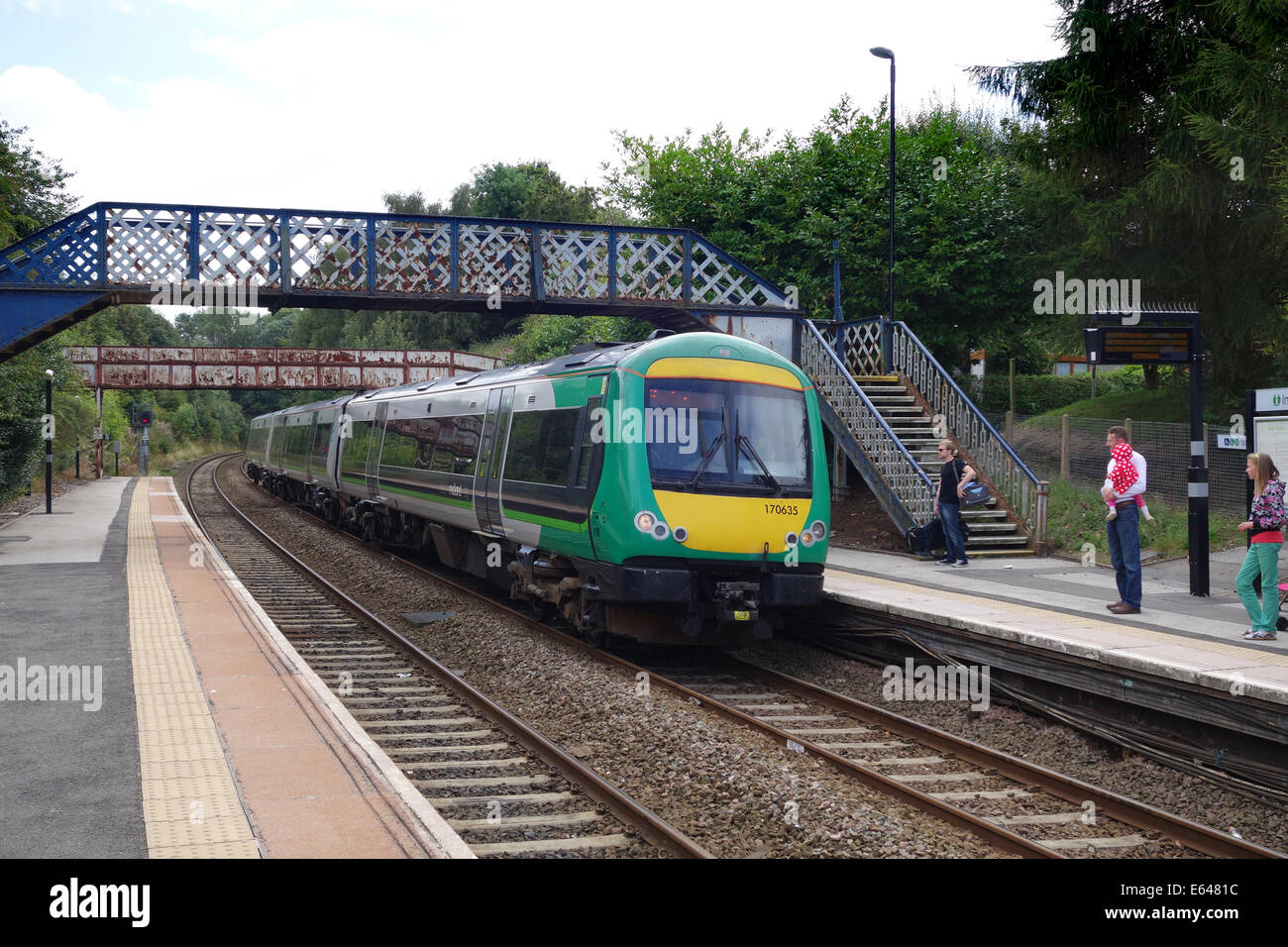 Personenzug Züge London Midland Eisenbrücke Station UK Stockfoto