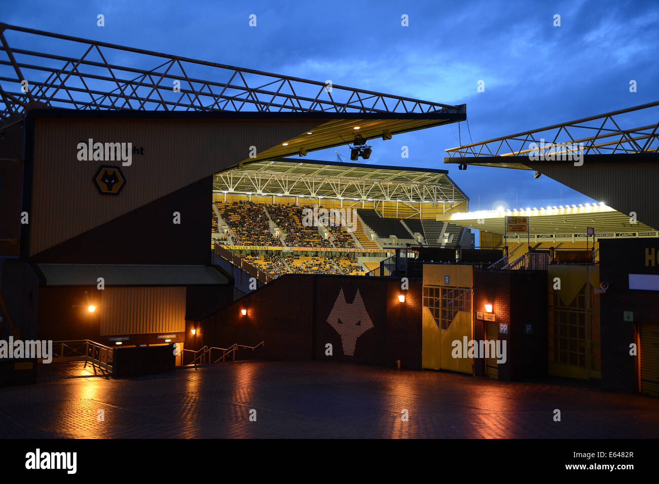 Molineux Fußball Stadion der Wolverhampton Wanderers FC zu Hause während der Nacht entsprechen Stockfoto