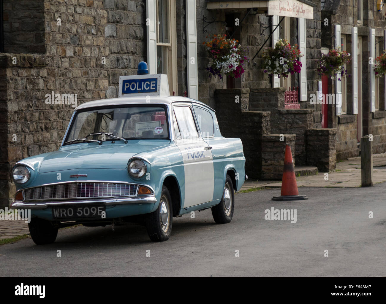 Oldtimer und klassische englische Polizei Auto Goathland Village, in der Nähe von Whitby, North Yorkshire, UK Stockfoto