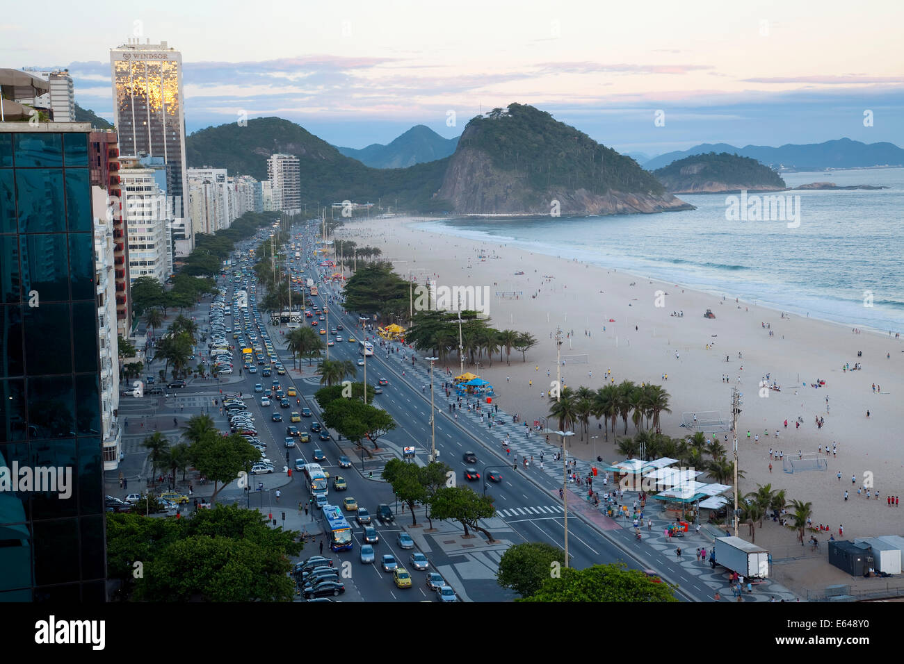 High-Angle Blick auf die Copacabana und Avenue Atlantica bei Dämmerung, Copacabana, Rio De Janeiro, Brasilien Stockfoto