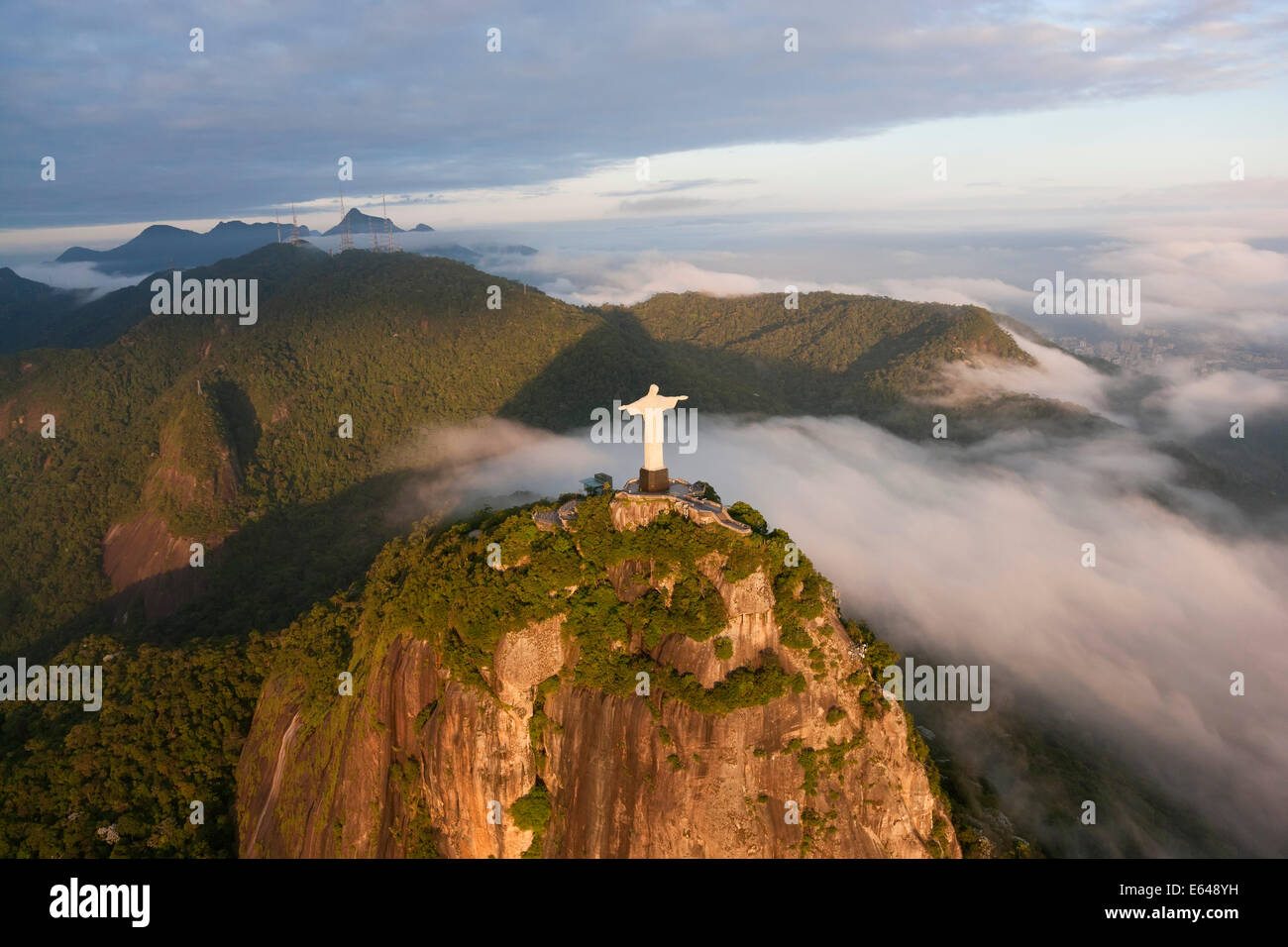 Die riesigen Art-Deco-Statue Jesus Cristo Redentor (Christus Erlöser) auf dem Berg Corcovado in Rio De Janeiro Brasilien genannt. Stockfoto