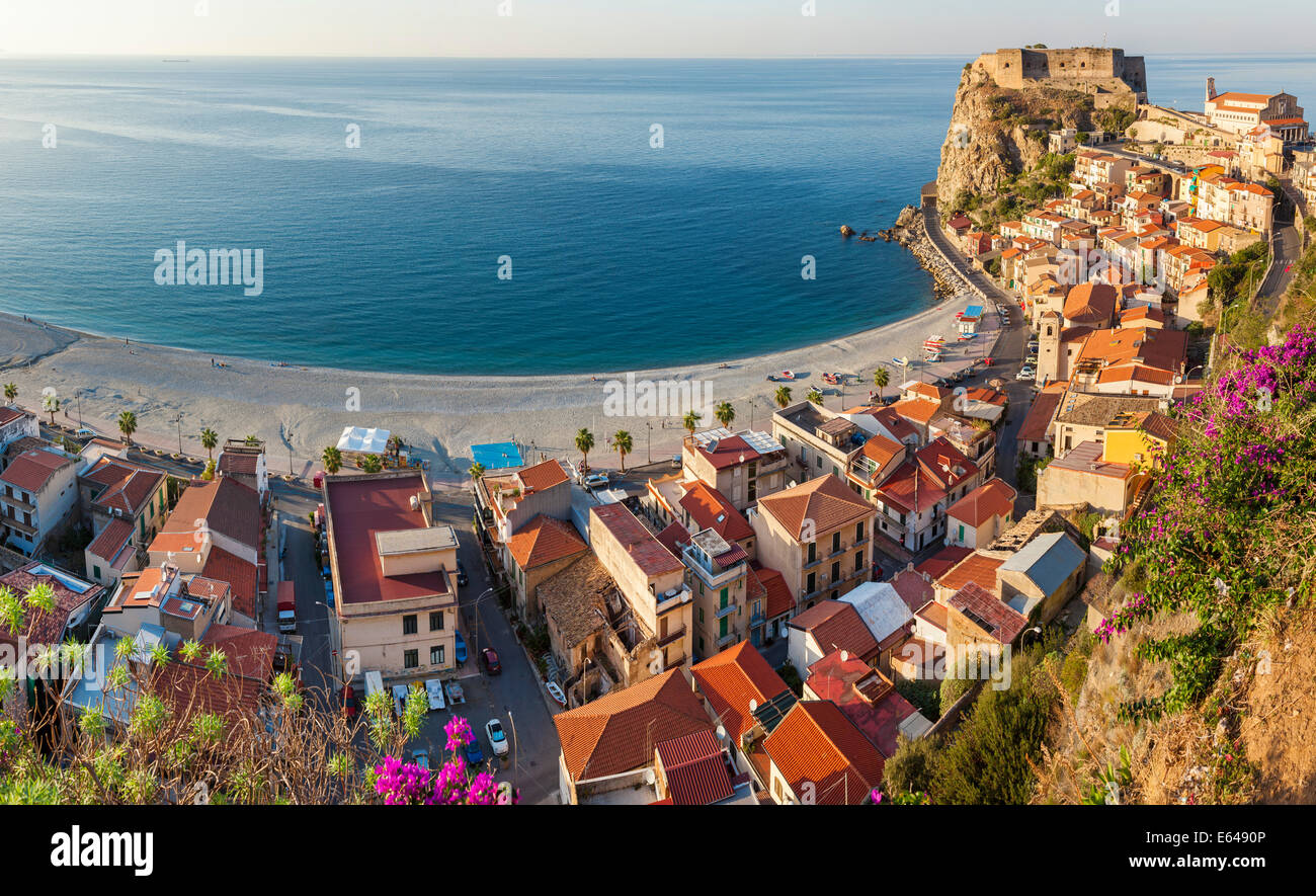 Blick auf die Stadt mit Castello Ruffo, Scilla, Kalabrien, Italien Stockfoto
