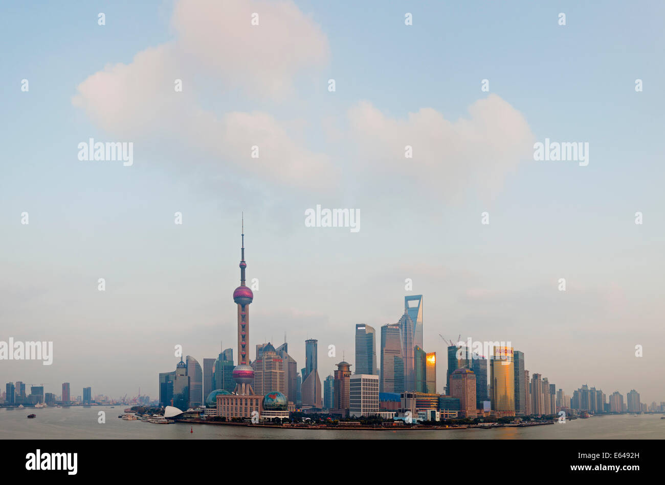 Skyline von Pudong & Fluss Huangpu, Shanghai, China Stockfoto